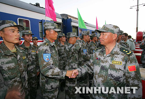 图文：新疆军区司令员到车站为参演部队官兵送行