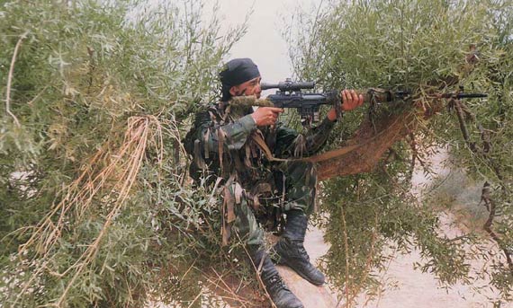 图文:印度陆军狙击手寻找目标