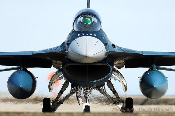 图文:日本现役的F-2型支援战斗机