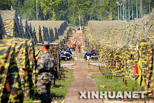 图文：小路两侧是中俄两方的野营村