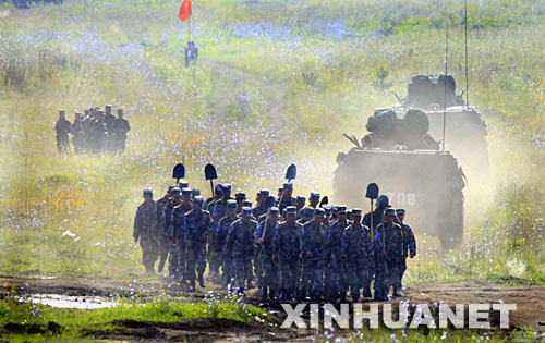 图文：中方参演人员和步战车进入靶场演习区域