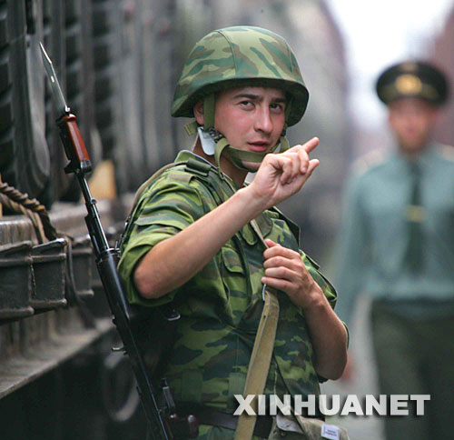 图文：一名俄军士兵在军列旁警戒
