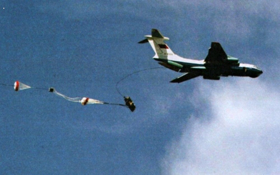 图文：中国空军伊尔76运输机空投伞兵战车