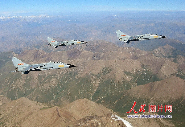 图文：飞豹突击机群飞越我国山脉