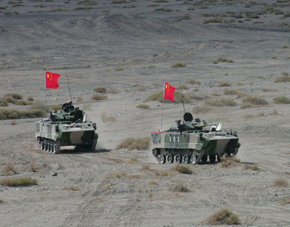 图文：解放军空降部队列装国产新型伞兵战车