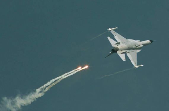 图文:国产FC-1枭龙战机释放诱饵弹