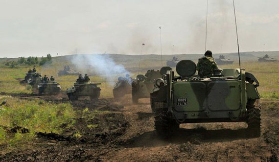 ͼ�ģ�����BMP-2ս����ӿ���ǰ��