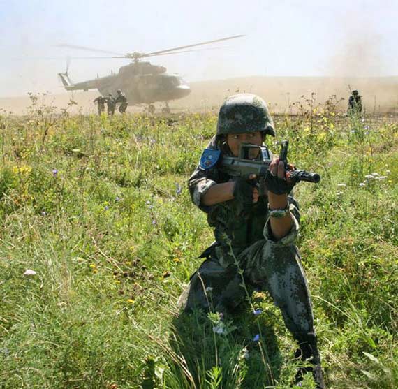 图文:解放军参演特种兵执行警戒任务