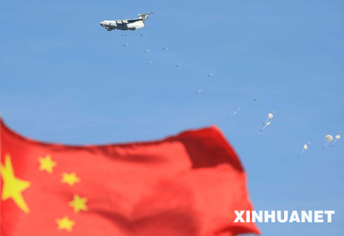 图文：参演部队搭乘伊尔-76运输机实施伞降
