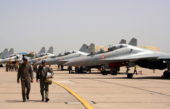 图文：印度空军基地的苏-30MKI战机群