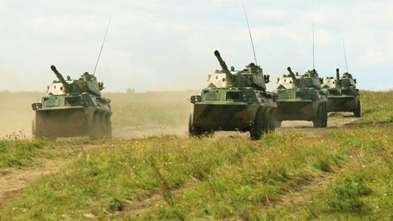 图文:解放军参演轮式突击炮群奔赴战位