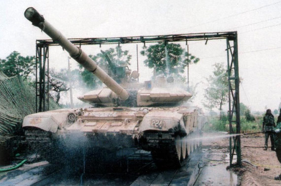 图文:印度陆军士兵训练后清洗T-90S主战坦克