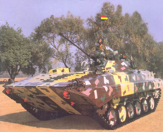 图文：印度陆军BMP-2战车涂有印度特色迷彩图案