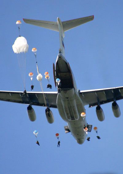 图文：中方空降兵从伊尔-76跳伞瞬间