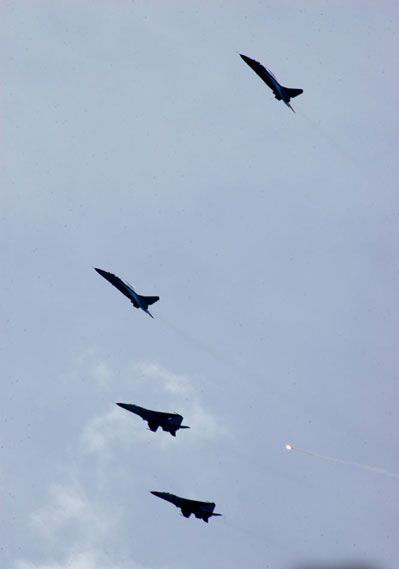 图文:中国歼轰-7战机参加演练