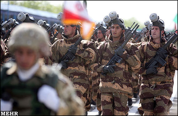 图文：伊朗特种兵部队参加阅兵式