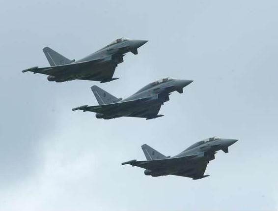 图文:意大利空军台风三机编队通场