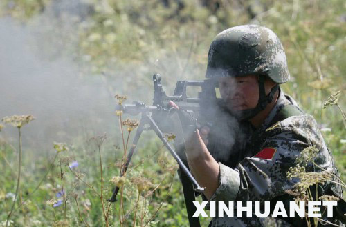 图文:解放军机枪手与恐怖分子对射
