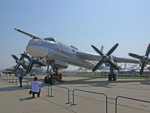 图文：俄远程航空兵图-95SM轰炸机展示