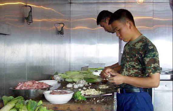 解放军军人伙食费标准提高缓解物价上涨压力