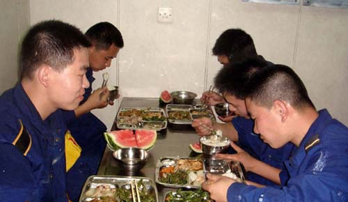 解放军军人伙食费标准提高缓解物价上涨压力
