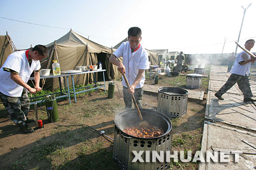 图文：上合军演中方后勤人员在野营村做饭