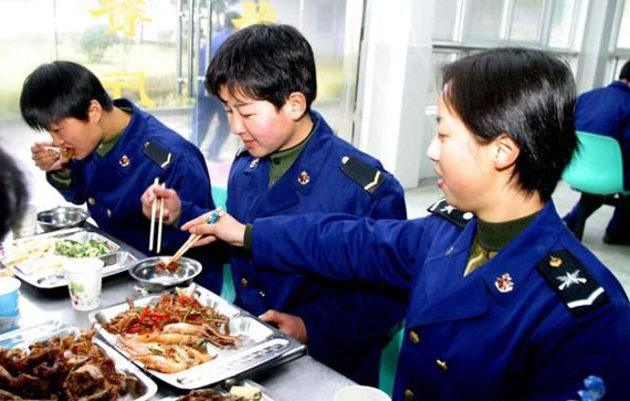 图文：解放军的餐桌上食品质量高