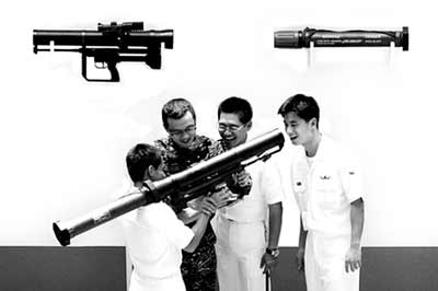 图文：台湾海军陆战队士兵指导使用石魔火箭