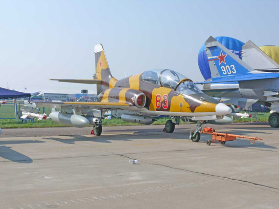 图文：米格AT高级喷气教练机静态展示