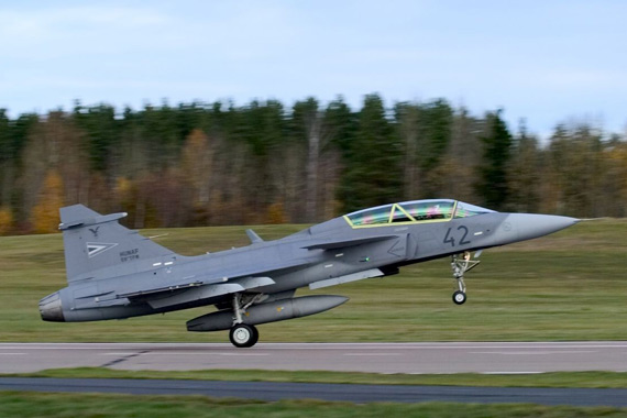 图文:匈牙利空军JAS-39D鹰狮双座战机升空