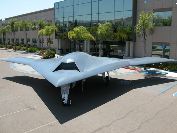 图文：美制X-47B无人轰炸机实体模型