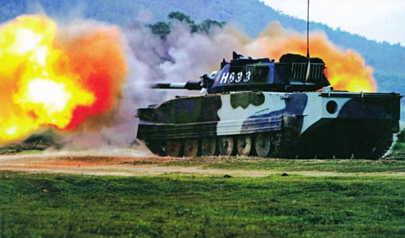 图文：中国63A新型水陆坦克射击瞬间