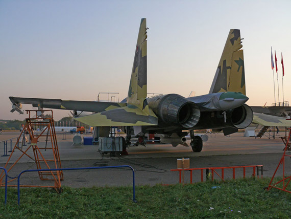 图文:苏-35机尾加装大推力两台矢量发动机