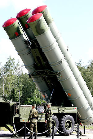图文：S-400防空导弹发射箱起竖