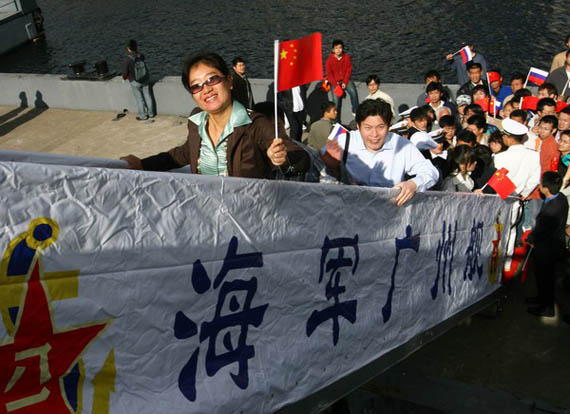 组图：中国海军战舰水兵列队准备接受检阅