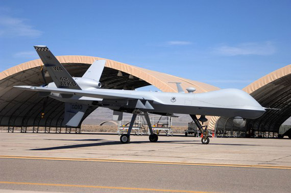 图文：MQ-9型死神无人攻击机在空军基地内滑行
