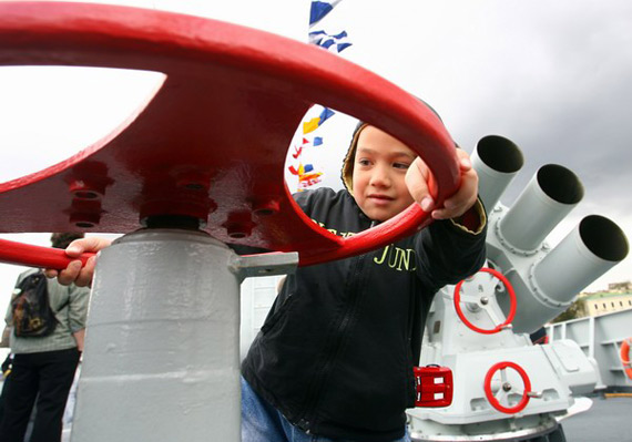 图文：俄罗斯小孩在广州号导弹驱逐舰上玩耍