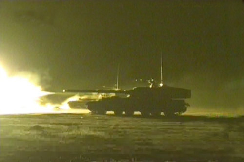 我军反坦克炮群夜间移动目标射击全部首发命中
