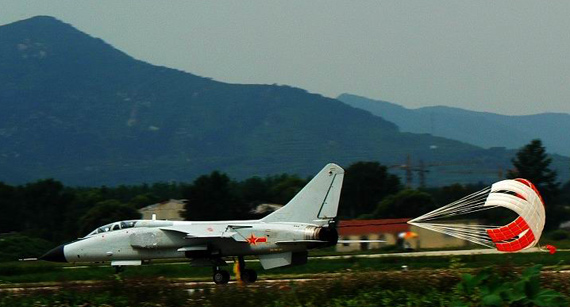 图文:解放军飞豹战机降落