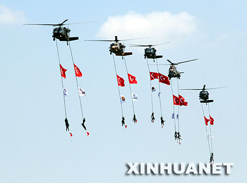 组图：土耳其举行建军85周年庆典