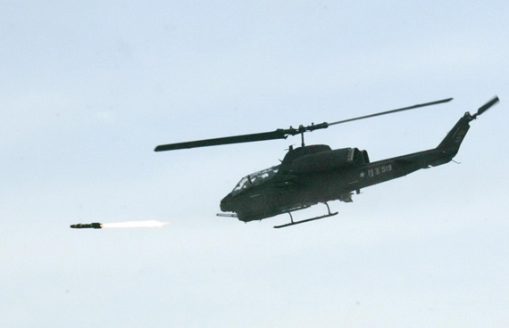 图文：台军陆航部队AH-1W直升机空射海尔法导弹