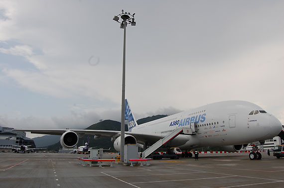 空中客车A380客机飞抵香港参加亚洲航展(组图)