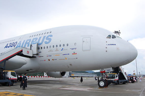 图文:A380客机迎接人们的参观