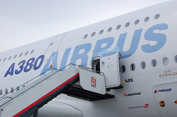 图文：A380客机登机门特写