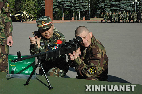 图文:中国军人向俄罗斯军人介绍中方武器装备