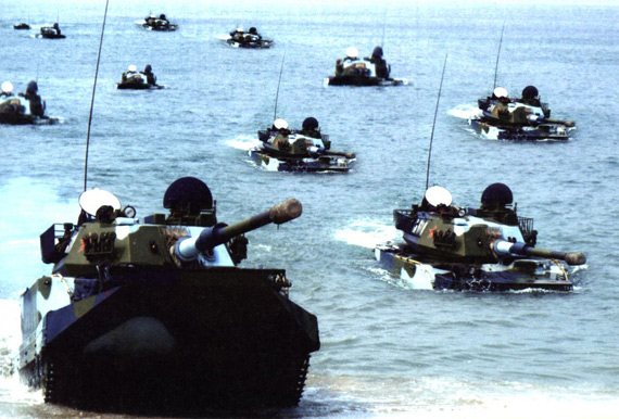 图文:解放军63A新型水陆坦克抢滩