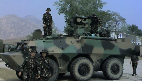 简氏：解放军装备新型轮式装甲侦察车(组图)