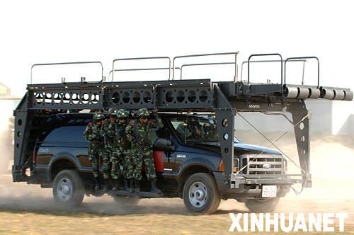 中国武警在中俄反恐演习中采用特殊装备(组图)
