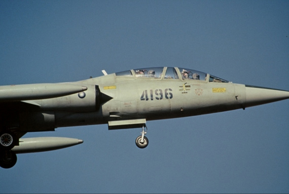图文:台湾空军装备的F-104双座战机