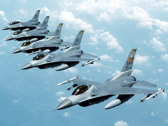 图文：美国空军F-16战机群空中编队飞行
